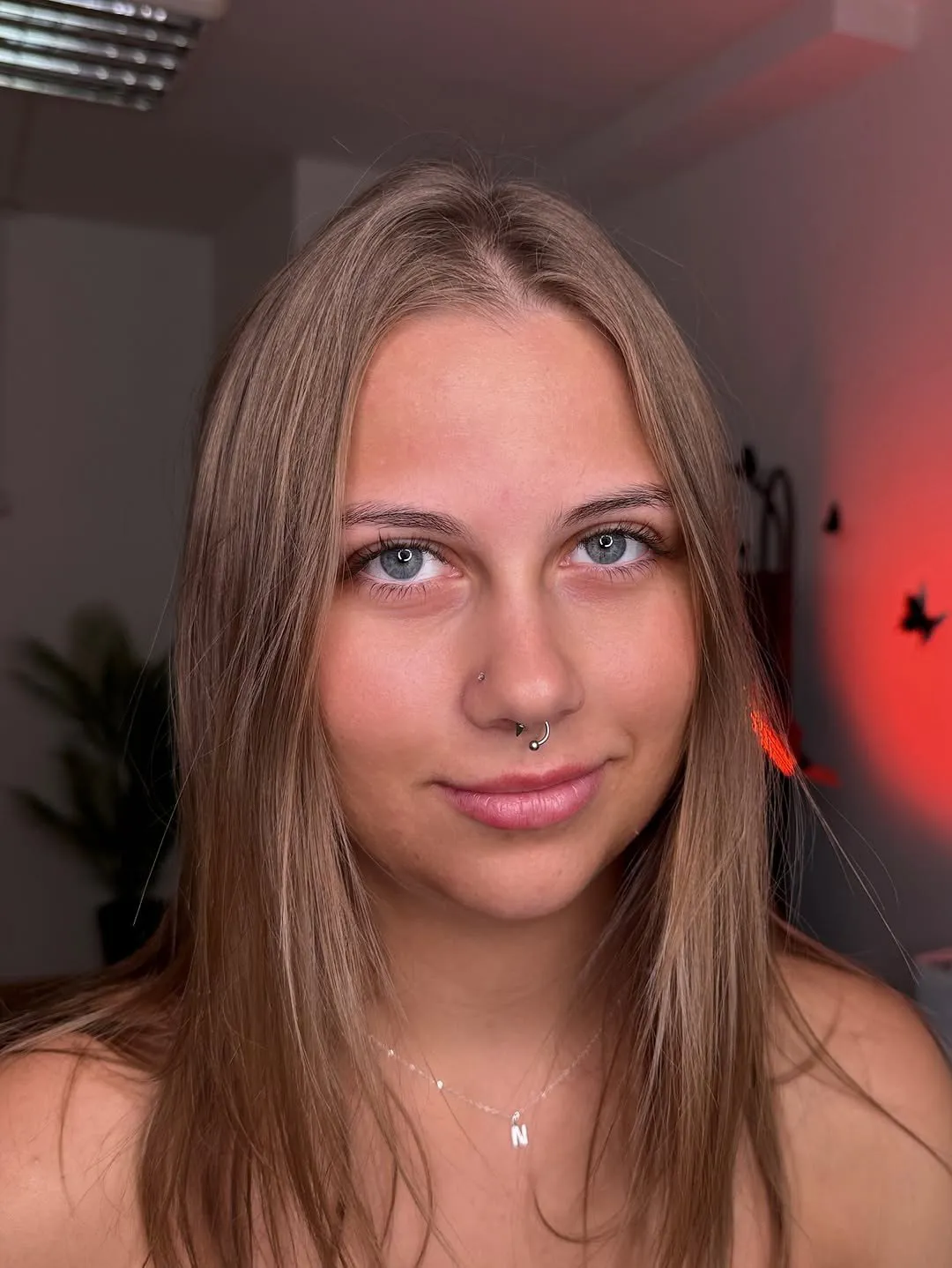 Klientes portrets pēc skropstu laminēšanas